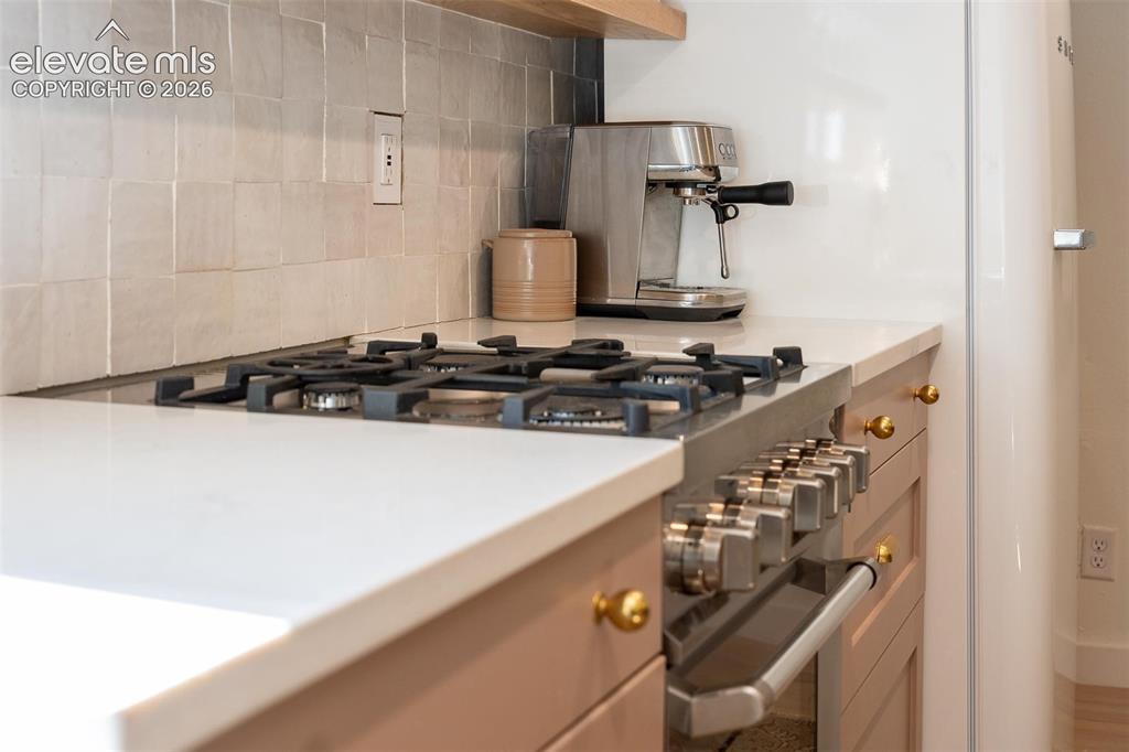 Image 12 of 22: Kitchen