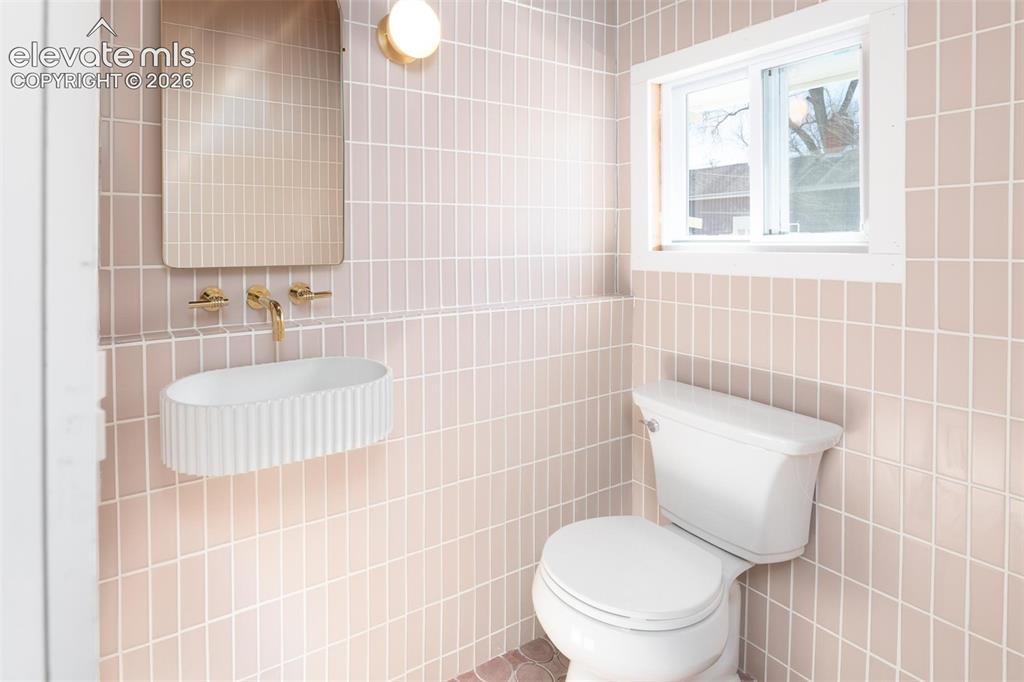 Image 16 of 22: Bathroom