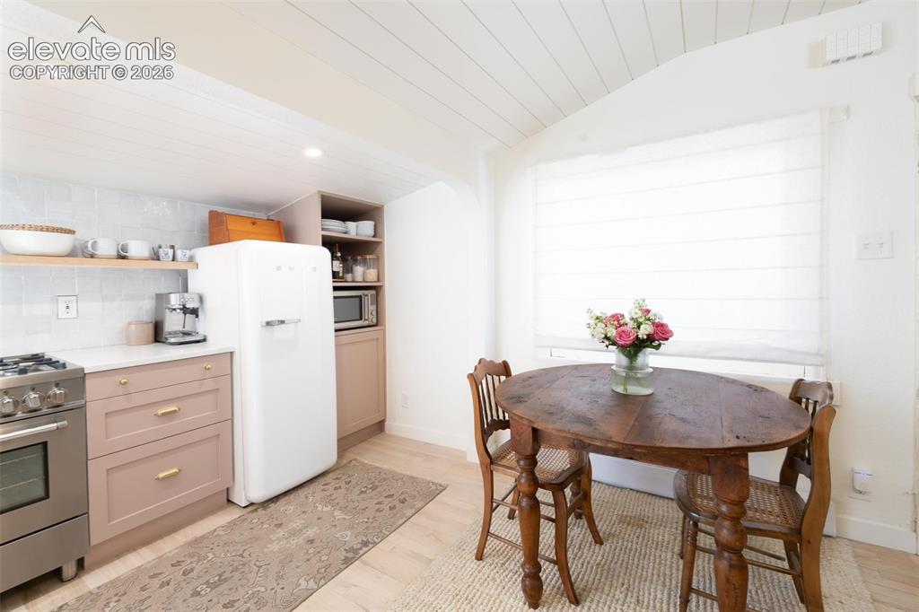Image 9 of 22: Dining Area