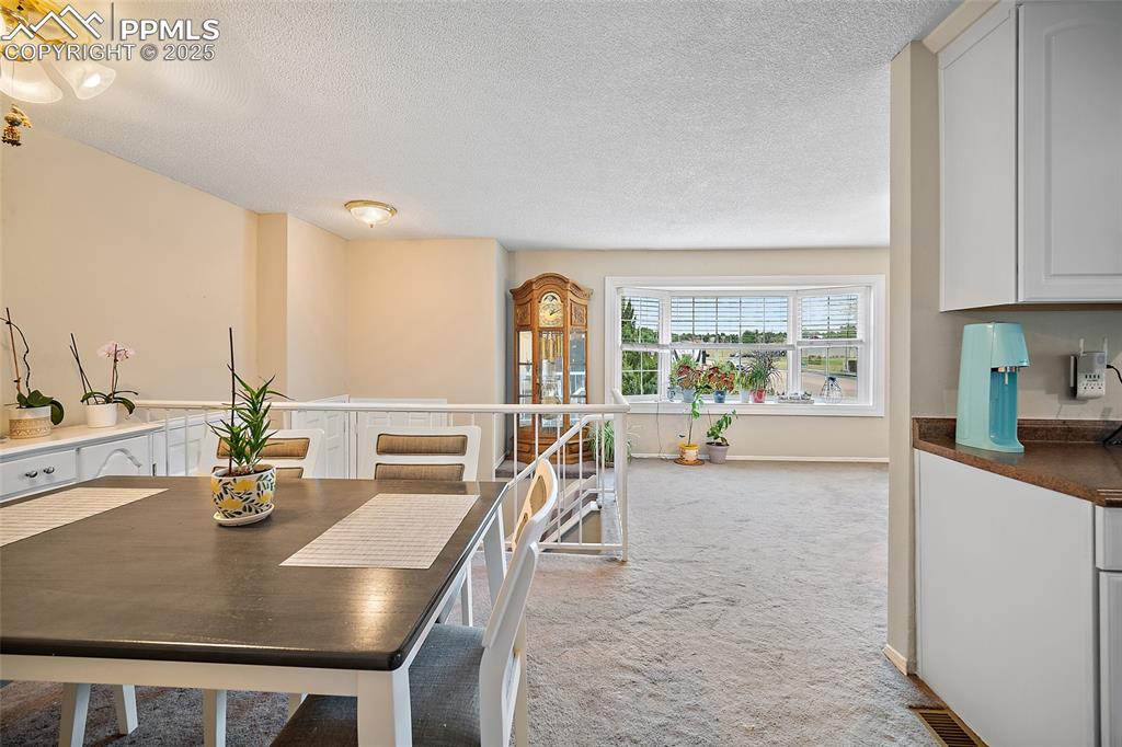 Image 10 of 50: Dining Area