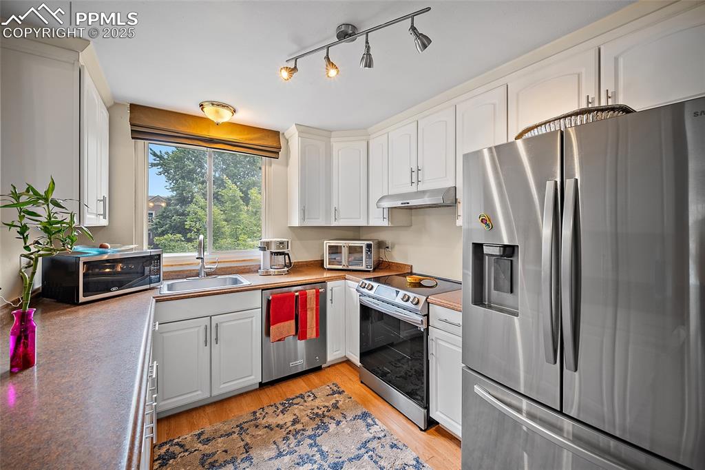 Image 11 of 50: Kitchen