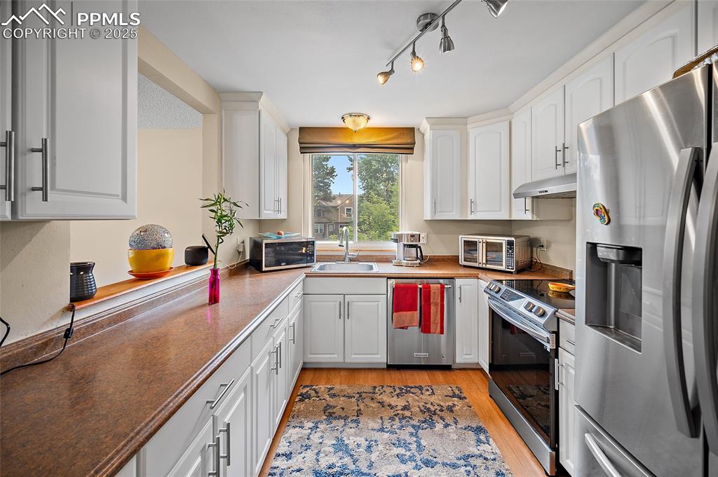 Image 12 of 50: Kitchen