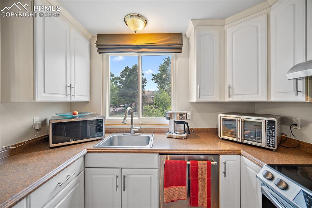 Image 13 of 50: Kitchen