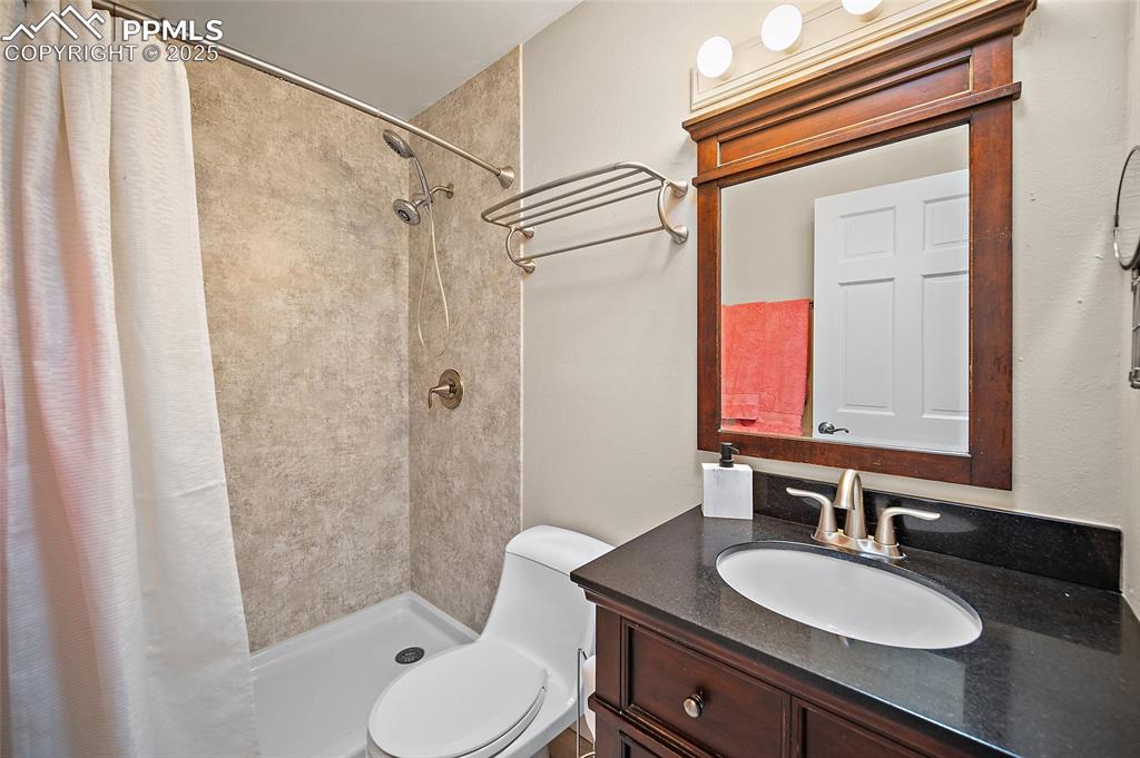 Image 15 of 50: Bathroom