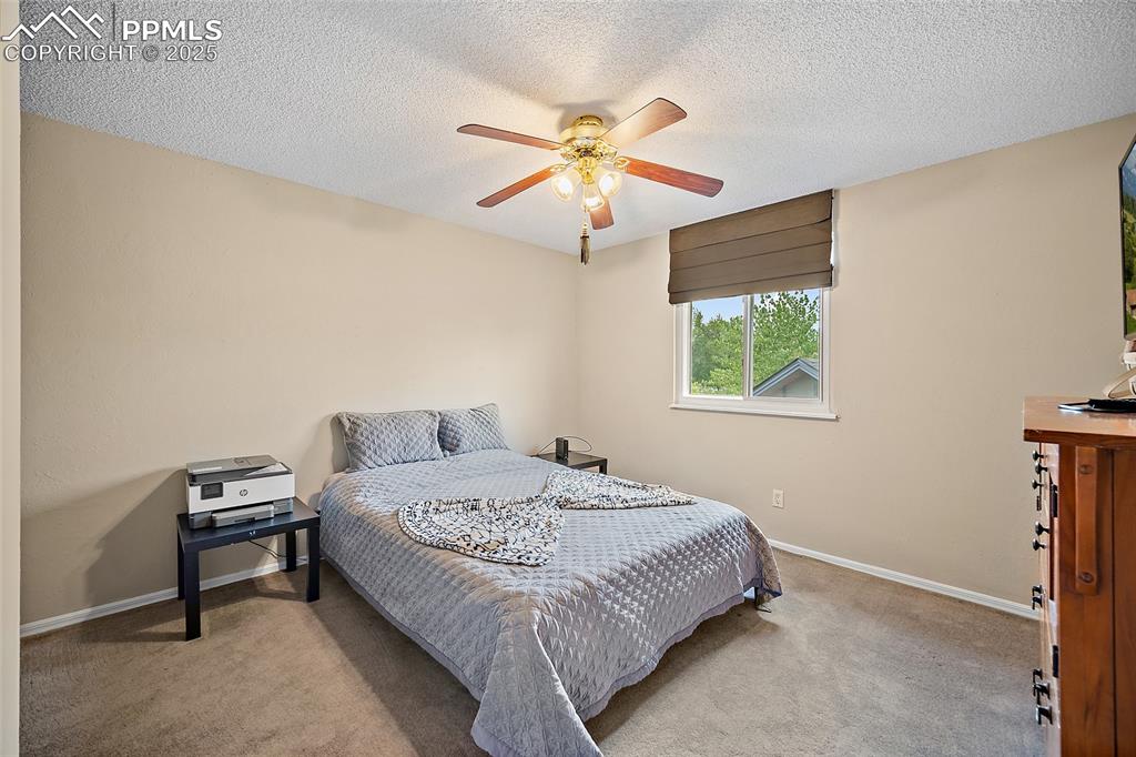 Image 16 of 50: Bedroom