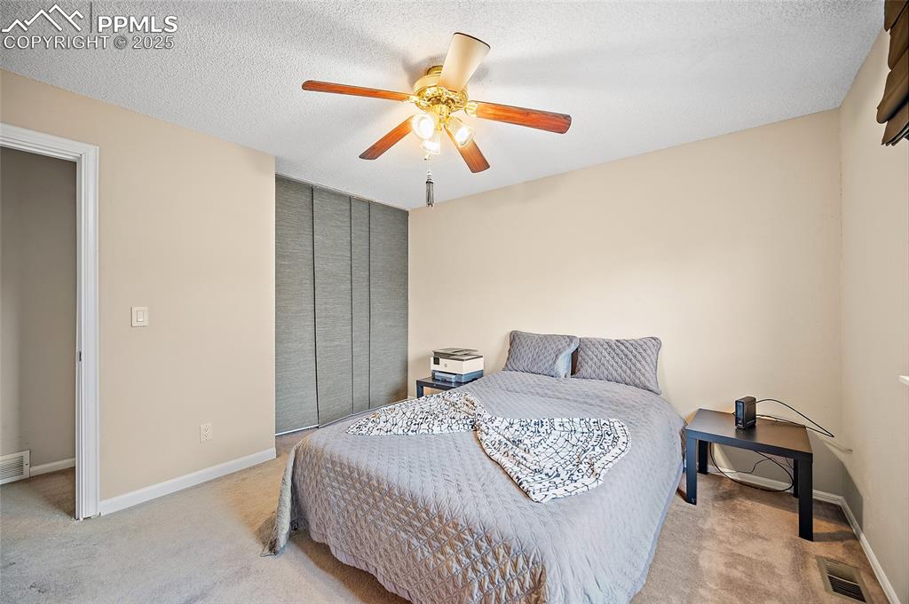 Image 17 of 50: Bedroom