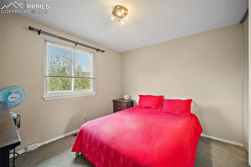 Image 18 of 50: Bedroom