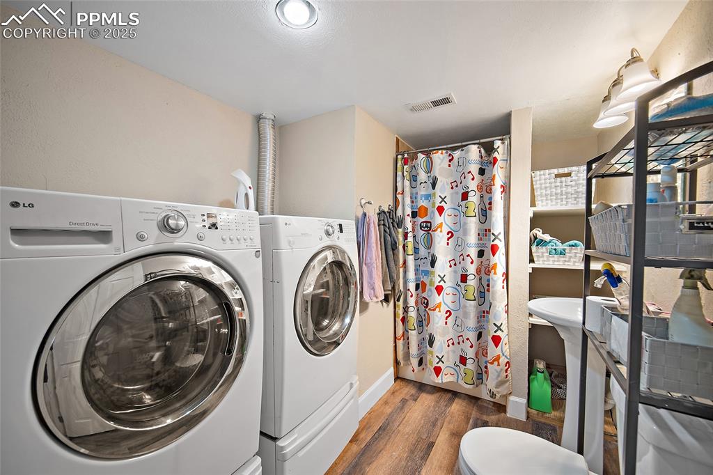 Image 19 of 50: Laundry