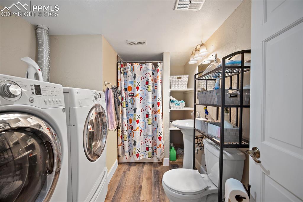 Image 20 of 50: Laundry