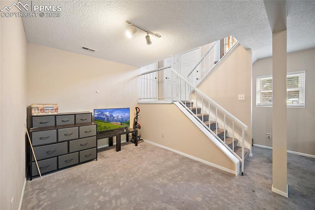 Image 26 of 50: Living Room