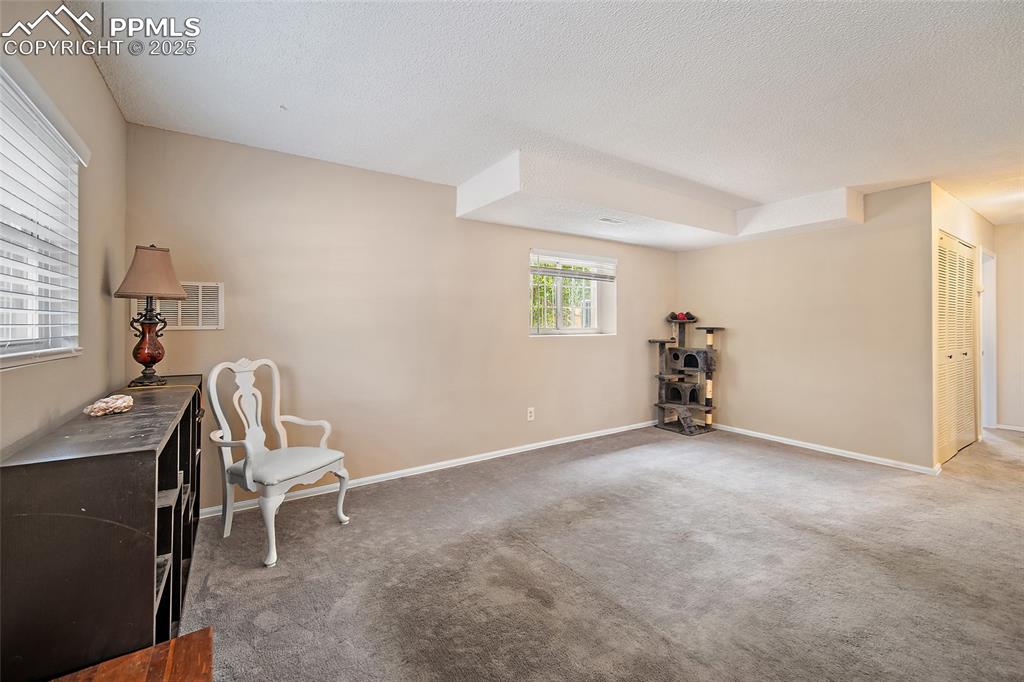 Image 28 of 50: Sitting Room