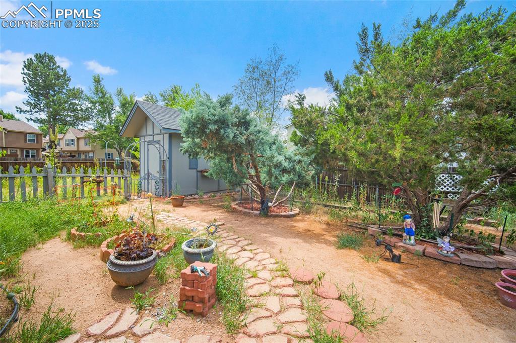 Image 31 of 50: Yard