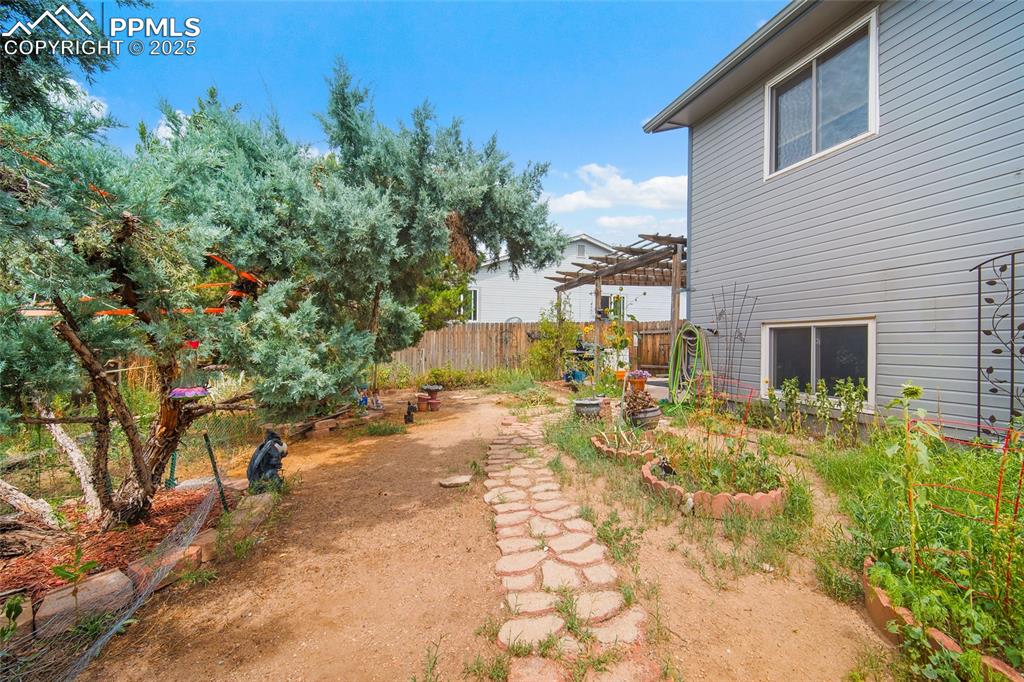 Image 33 of 50: Yard