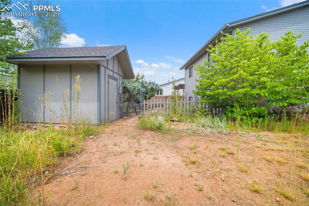 Image 34 of 50: Yard