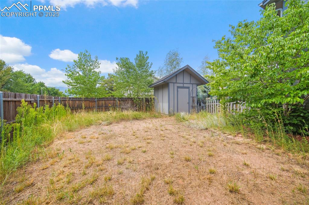 Image 35 of 50: Yard