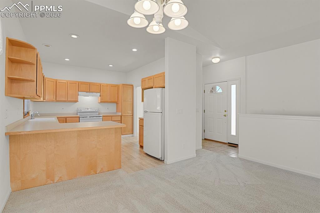 Image 8 of 31: Kitchen