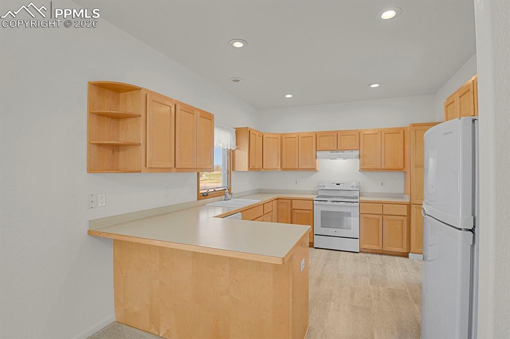 Image 9 of 31: Kitchen