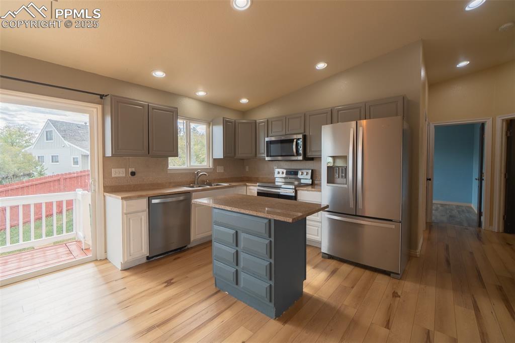 Image 19 of 48: Kitchen