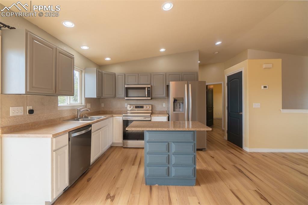 Image 20 of 48: Kitchen