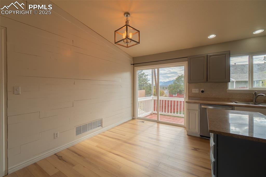 Image 22 of 48: Dining Area