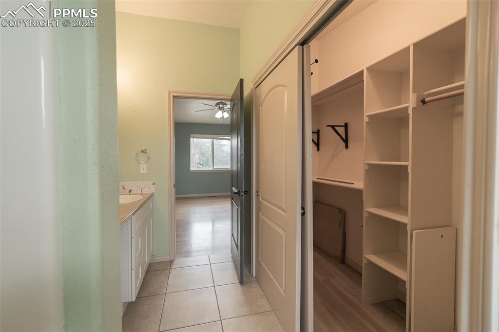 Image 25 of 48: Bathroom