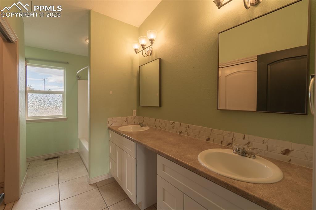 Image 26 of 48: Bathroom