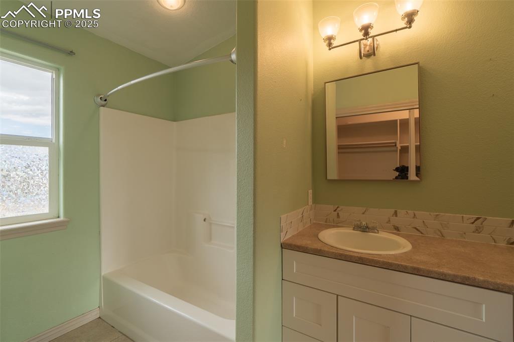 Image 27 of 48: Bathroom