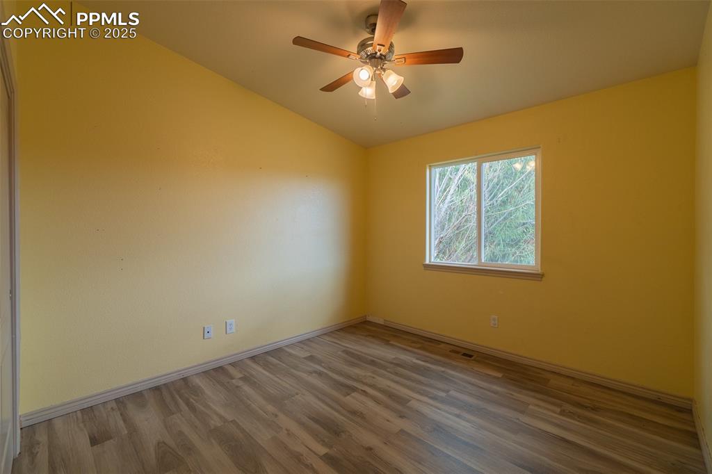 Image 31 of 48: Bedroom