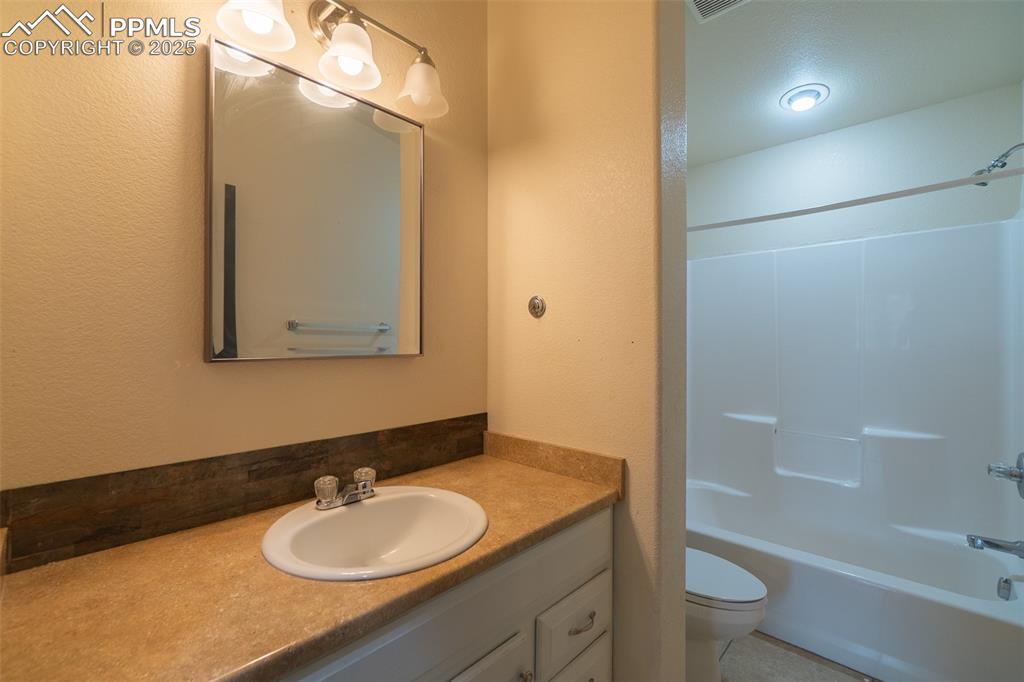 Image 32 of 48: Bathroom