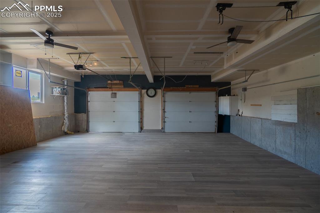 Image 43 of 48: Garage