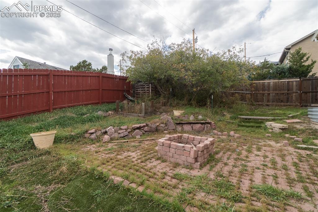 Image 47 of 48: Yard