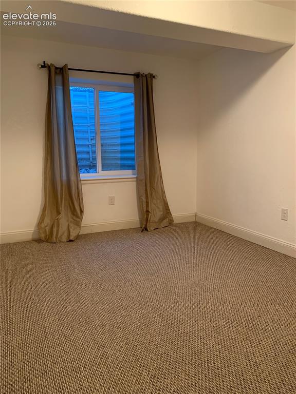Image 14 of 15: Bedroom