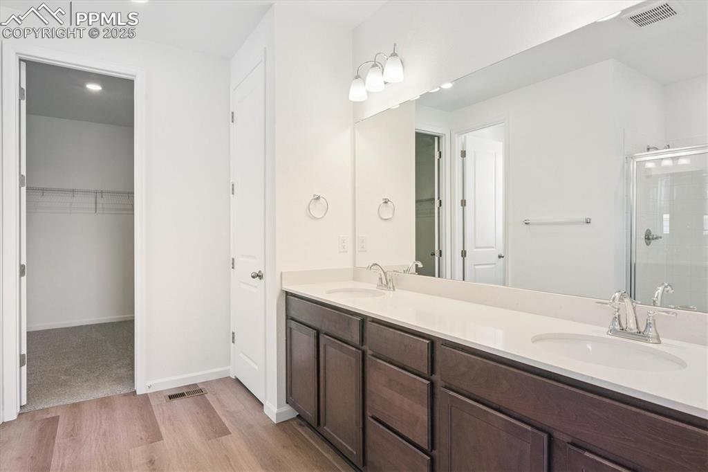 Image 14 of 21: Bathroom