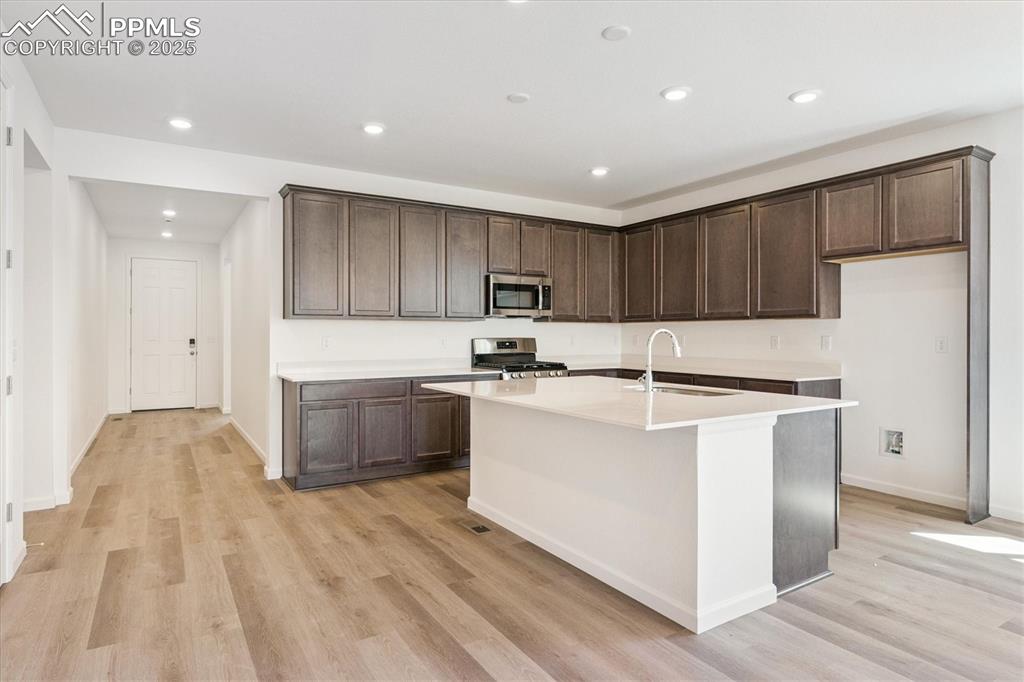 Image 7 of 21: Kitchen