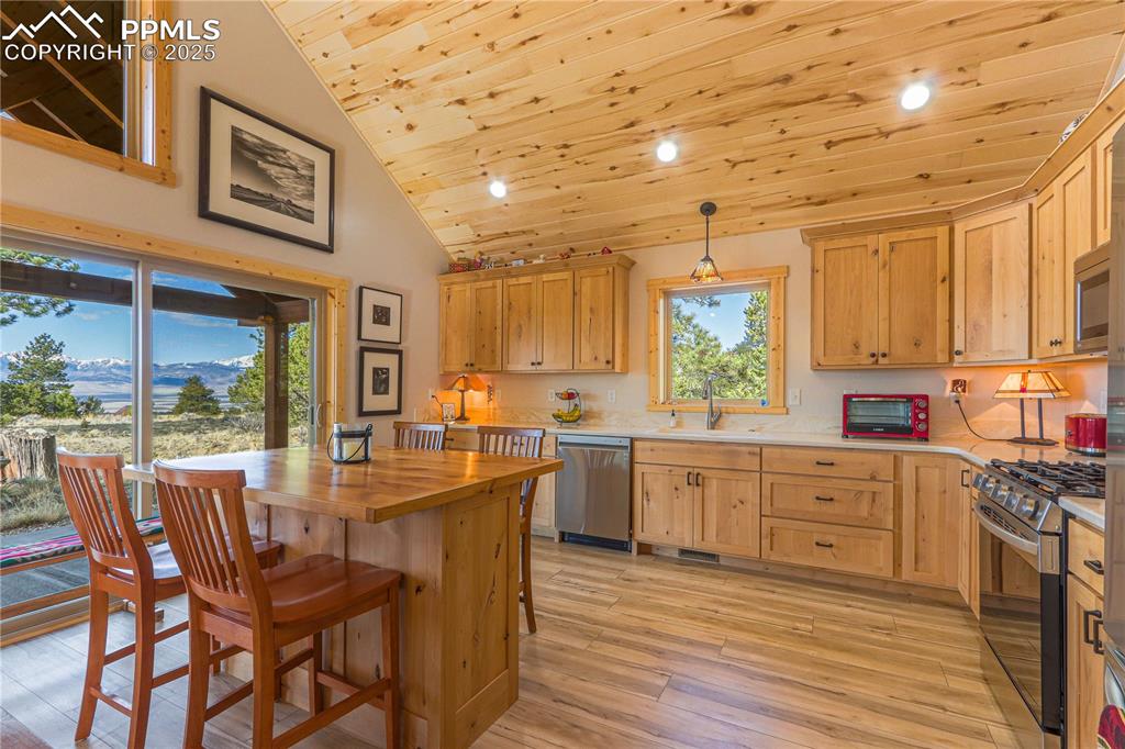 Image 11 of 35: Kitchen