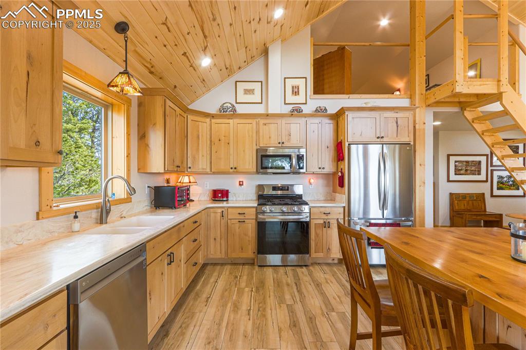 Image 12 of 35: Kitchen