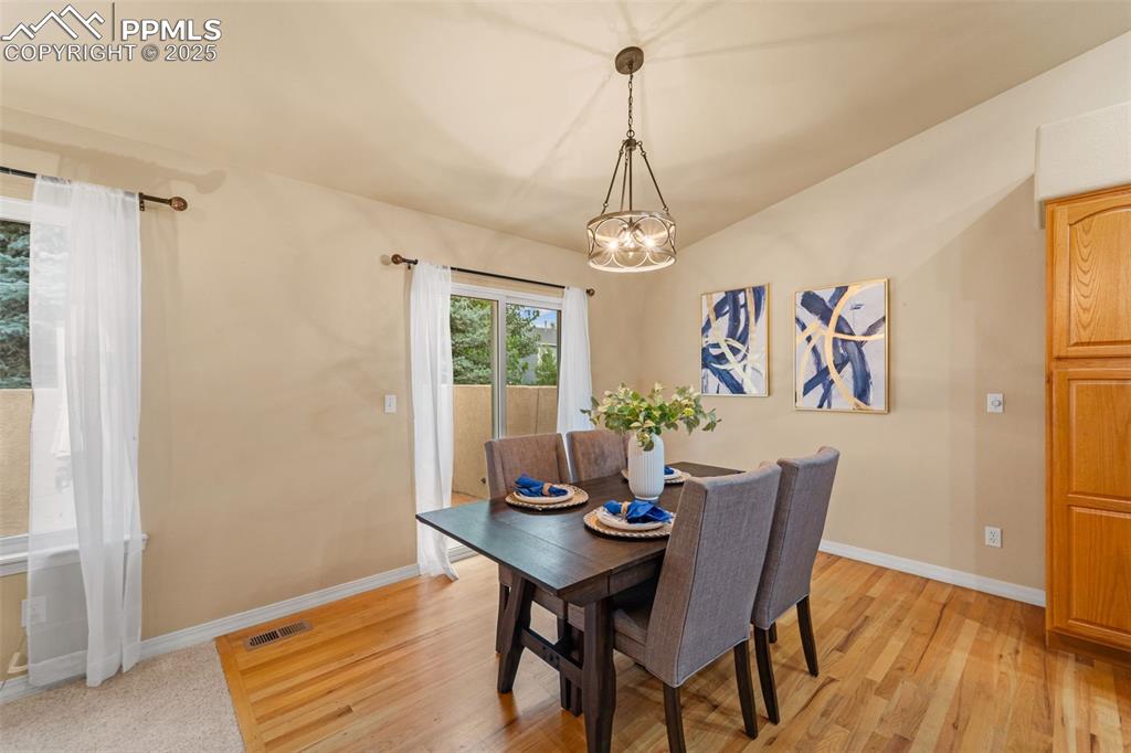 Image 10 of 50: Dining Area