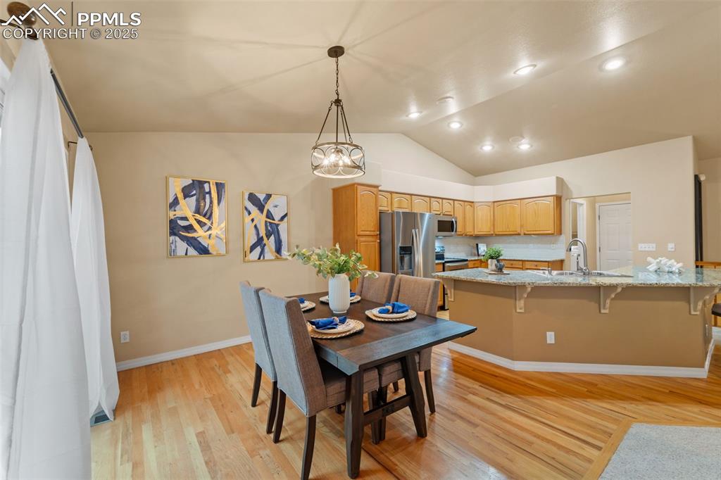 Image 11 of 50: Dining Area