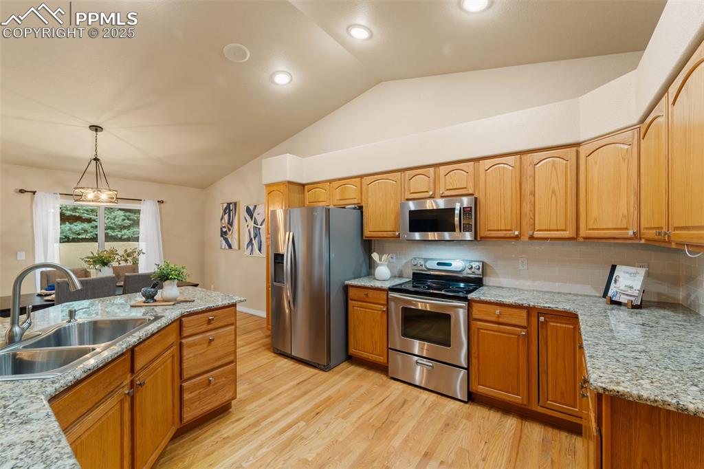 Image 12 of 50: Kitchen