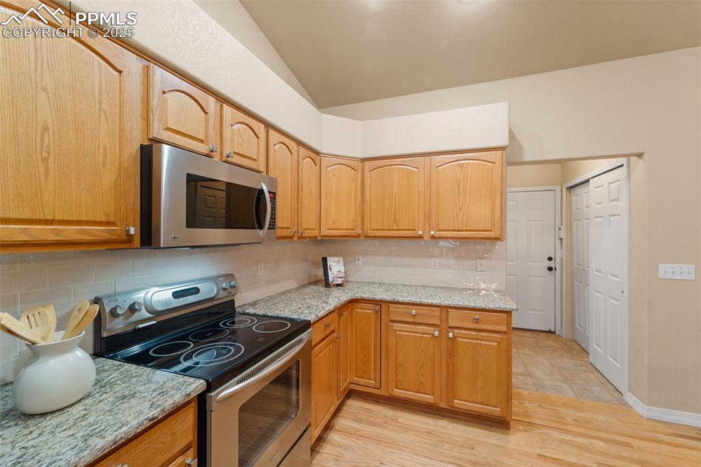 Image 13 of 50: Kitchen
