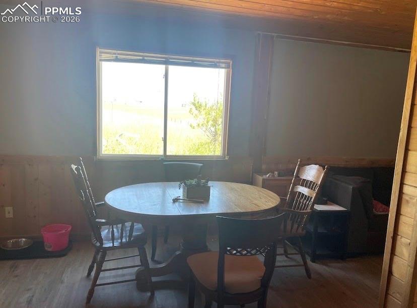 Image 10 of 14: Dining Area