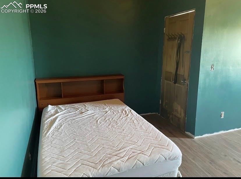 Image 12 of 14: Bedroom