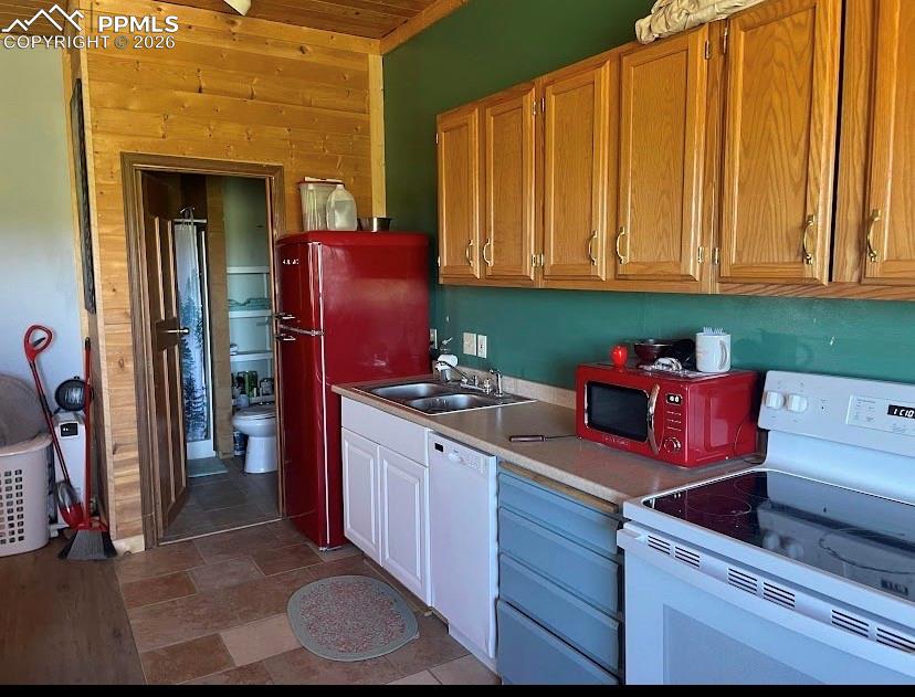 Image 14 of 14: Kitchen