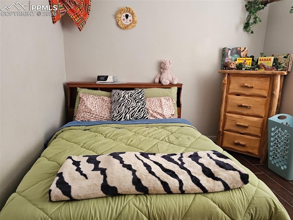 Image 5 of 14: Bedroom