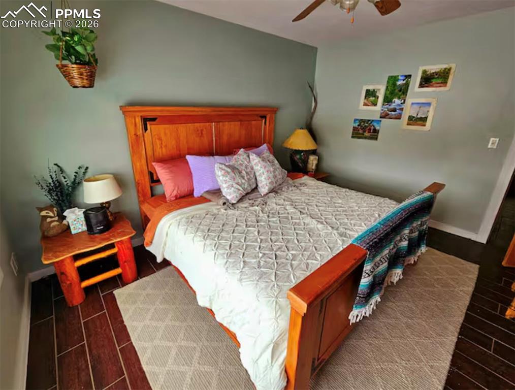 Image 6 of 14: Bedroom