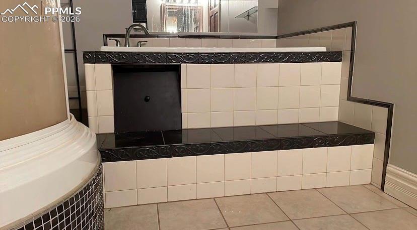 Image 7 of 14: Bathroom