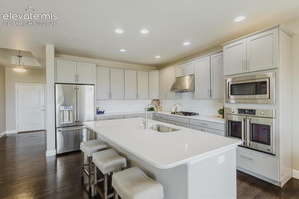 Image 10 of 50: Kitchen