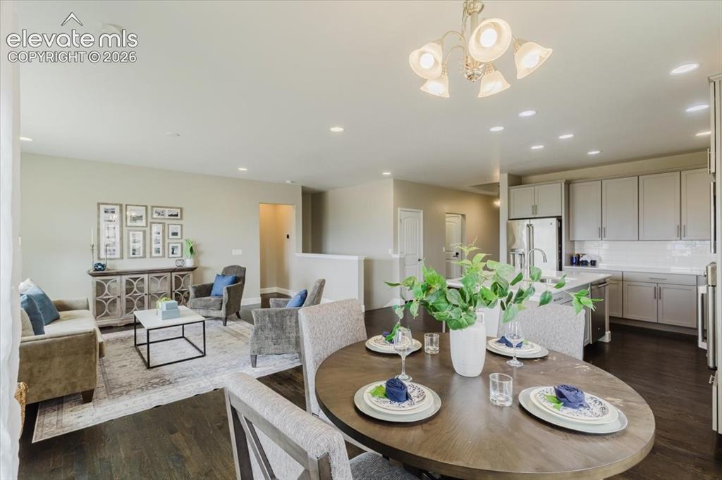 Image 7 of 50: Dining Area
