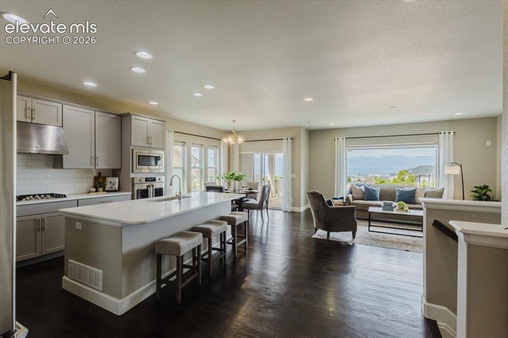 Image 9 of 50: Kitchen