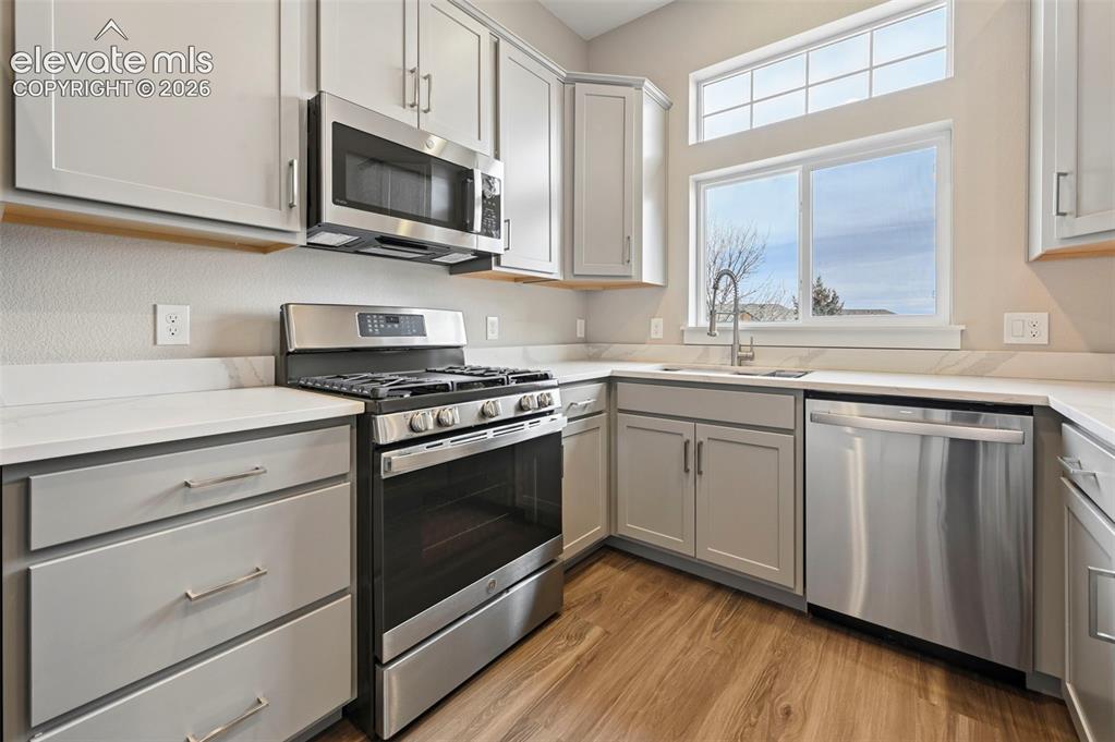 Image 11 of 40: Kitchen